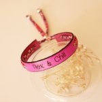 Florâme graverat Flex & Chill-armband med blommigt libertyband på fuchsiafärgat läder
