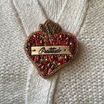 Broche ex-voto Sacré Coeur en perles au message gravé Gratitude