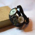 Läderarmband klocka med träcabochon som ska graveras