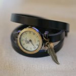 Läderarmband klocka med fjäder- och pärlberlock