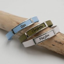 Läderarmband med ram i rostfritt stål graverad med ett förnamn eller ett ord 