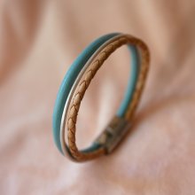 Manschettarmband i beige och turkos med flera läderdetaljer