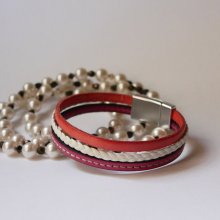 Flätat armband med manschett i läder, vitt och korall