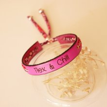 Florâme graverat Flex & Chill-armband med blommigt libertyband på fuchsiafärgat läder