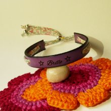 Florâme 'Brille' graverat armband med pastellfärgat libertyband på lila läder