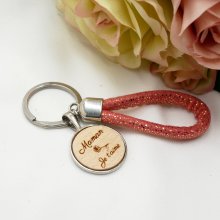 Nyckelring med graverad cabochon i trä och repögla i ett urval av färger