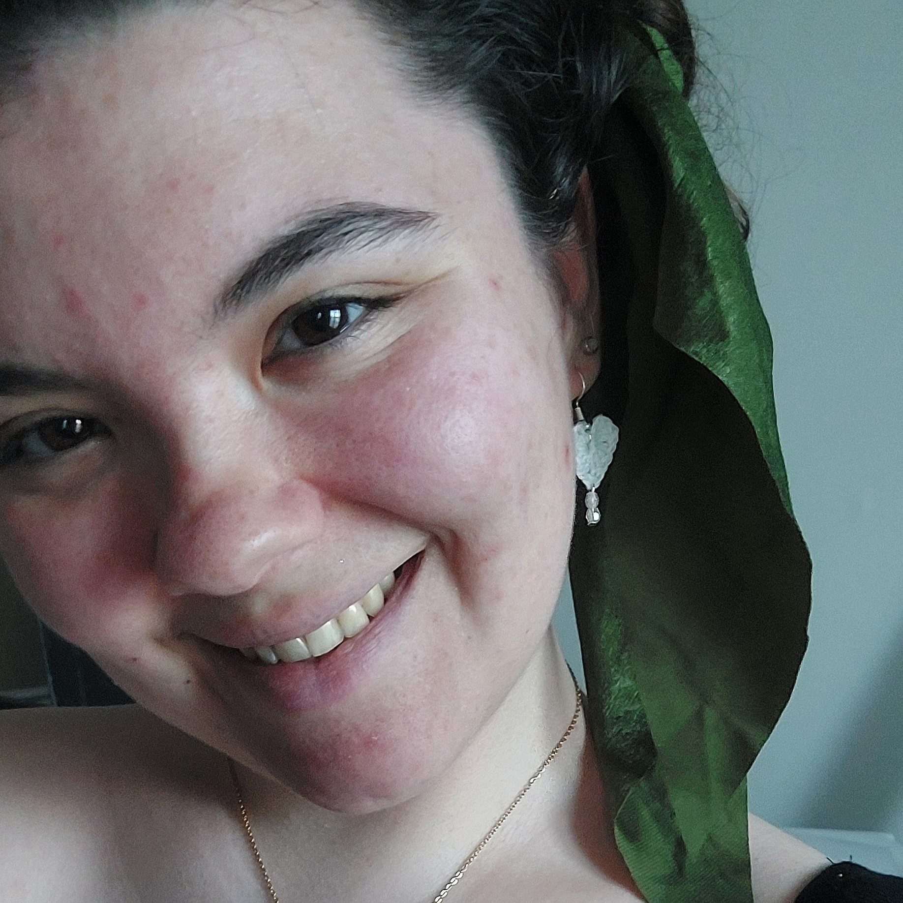 Boucles d'oreilles cœurs en crochet avec perles colorées.