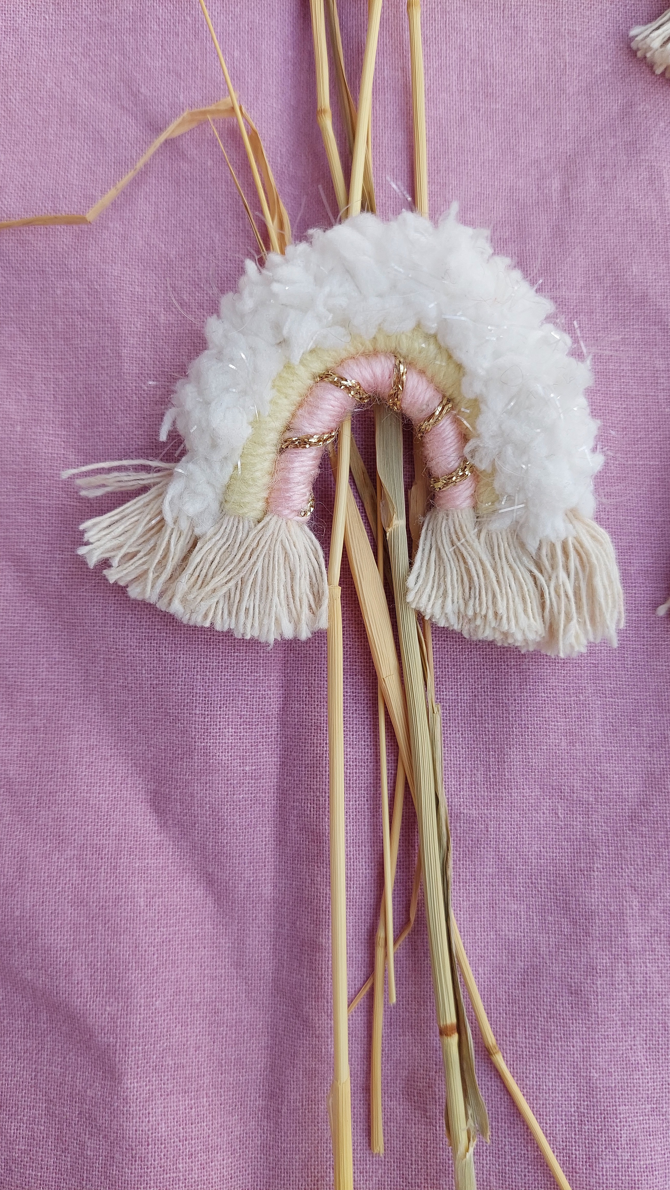 Broche Macram&eacute; Arc-en-ciel