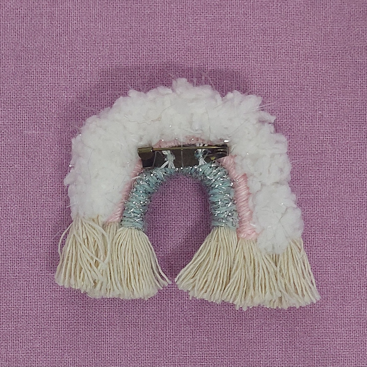Broche Macram&eacute; Arc-en-ciel