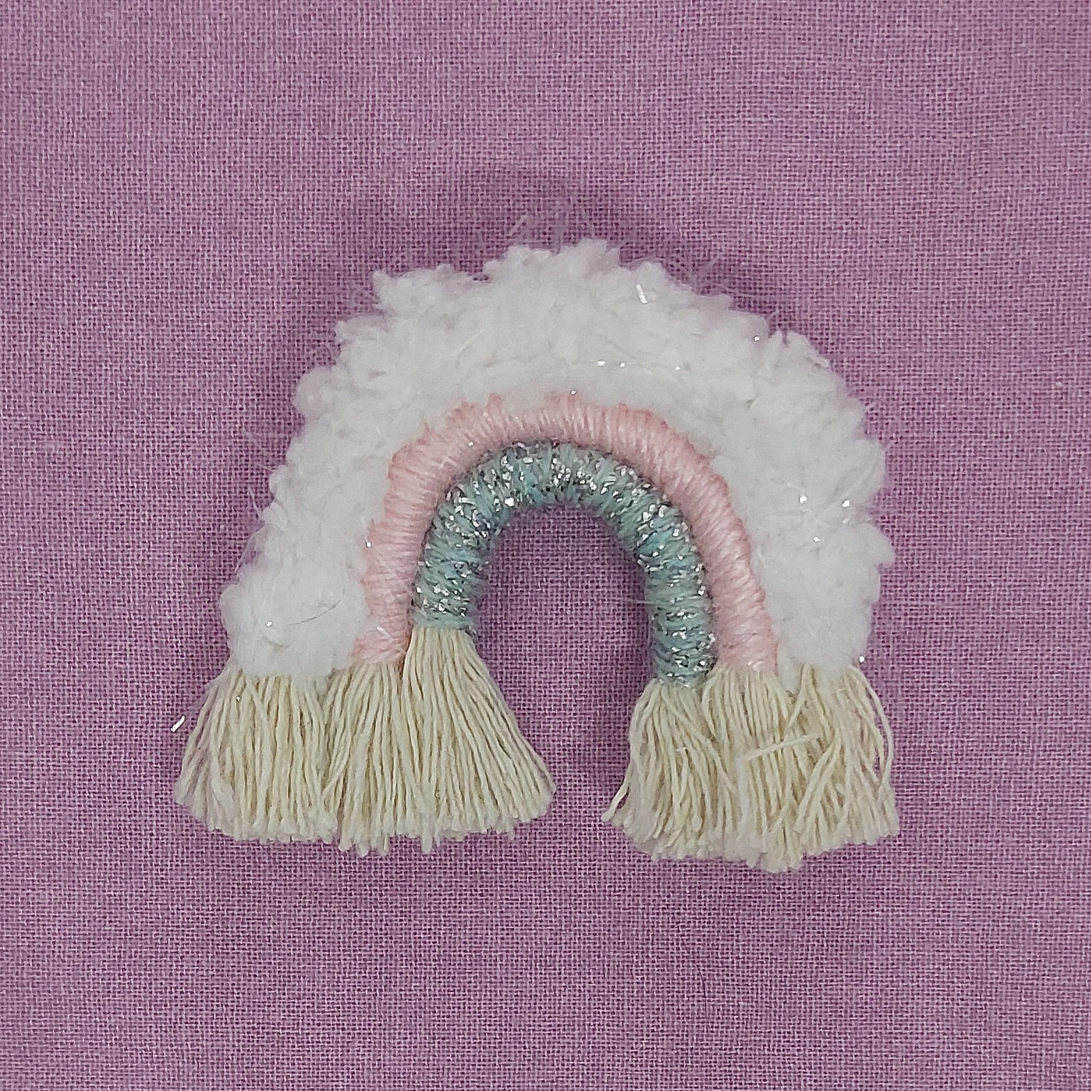 Broche Macram&eacute; Arc-en-ciel