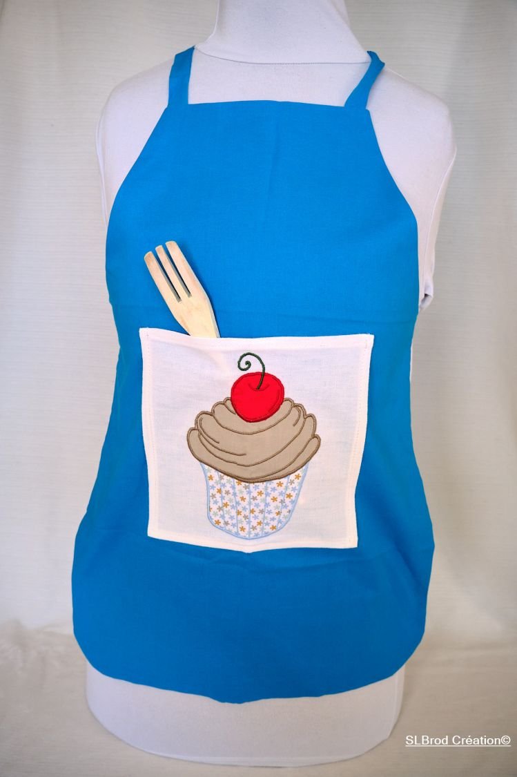 Broderat förkläde för barn cup cake
