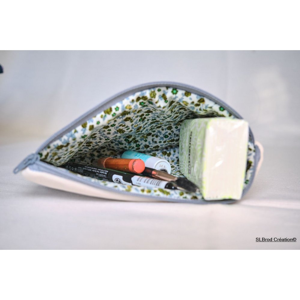 Platt fodral med broderat arabesque-öga