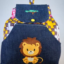 Broderad ryggsäck för barn med lejon och baobab som kan personaliseras
