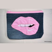 Platt fodral broderat med rosa mun