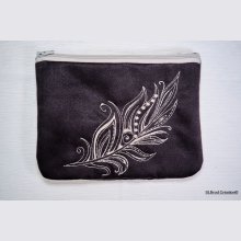 Fjäderbroderad platt väska